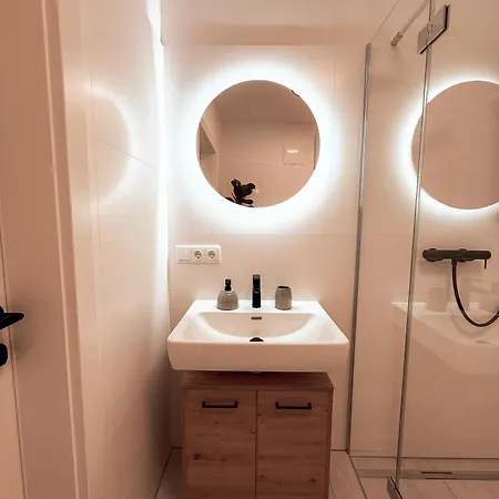 Gluecksmoment Mit Balkon In דירה